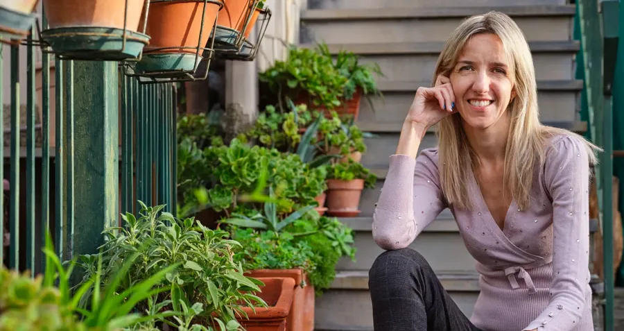 Image of Elisa sitting outside. Elisa was diagnosed in 2008 with MS and has experienced UTIs over the years. Now, Elisa uses Luja female to empty her bladder.