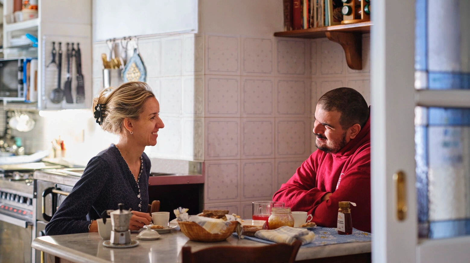 Photo of Elisa sitting with her partner in a kitchen. This page is designed to give an overview of the different types of catheters Coloplast offers, and some of the features they have. 