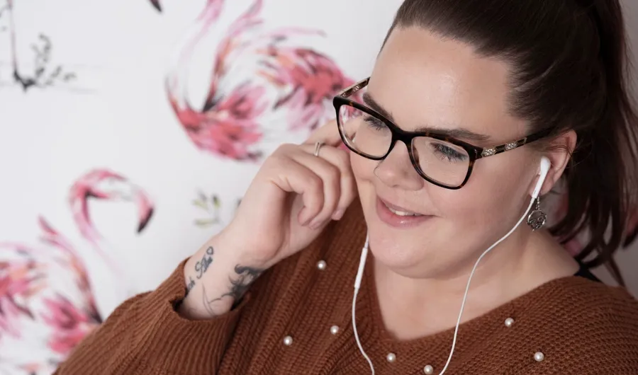 Portrait photo of Sarah, listening to music. Sarah was diagnosed with MS and uses catheters to manage her bladder problems.  