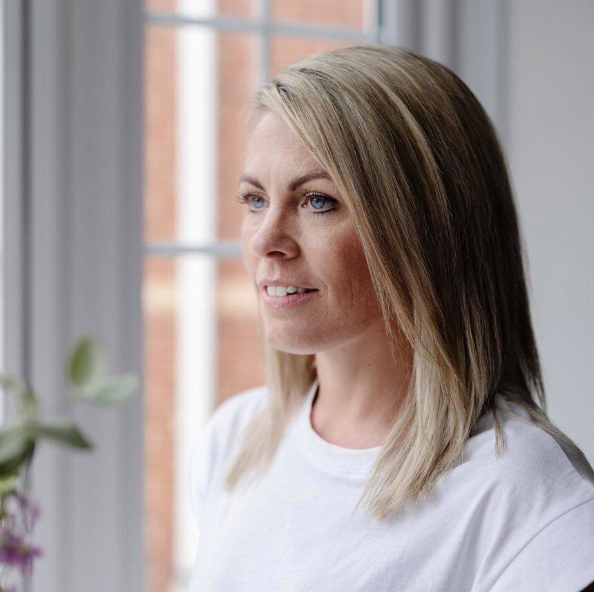 Portrait photo of Laura. Multiple sclerosis can disrupt your bladder and bowel function and lead to bladder and bowel issues. 