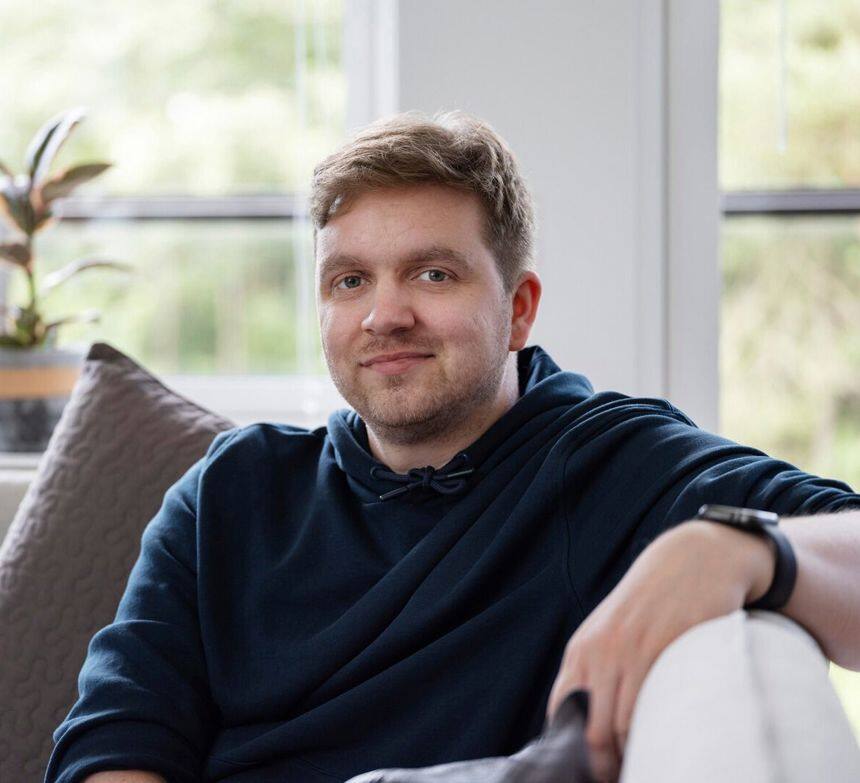 Image of Kristoffer, sitting in his living room. Multiple sclerosis can disrupt your bladder function and lead to bladder issues. 